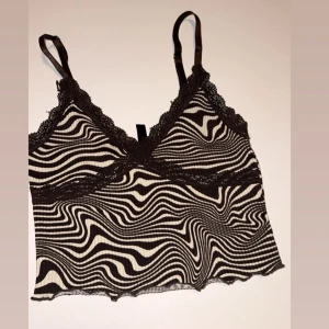 Topp  - En gullig zebra topp med ett bra skick😻och som passar till allt☺️