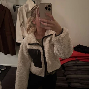 Fluffig jacka - Jättefin jacka från ginatricot, använd fåtal gånger. Bra skick! 