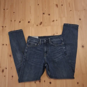 H&M dlim fit jeans - Använda men i bra skick, inga defekter, hör av vid frågor, pris kan diskuteras.