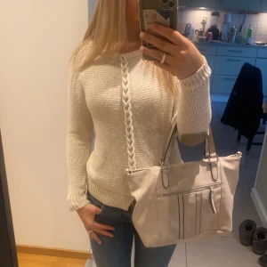 Stickad tröja - Jätte mysig med fin detalj längs mitten! Tjockt material. Har sånna ”patches” på armbågarna som man ser på bilden🥰