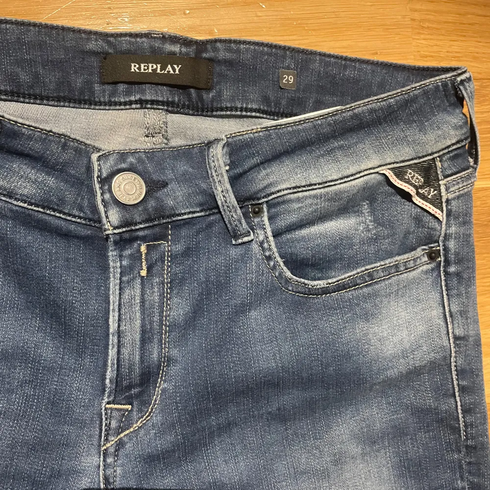 Hej, jag säljer dessa replay jeans. Storlek W29 och L30. Inga skador eller problem med byxorna. . Jeans & Byxor.