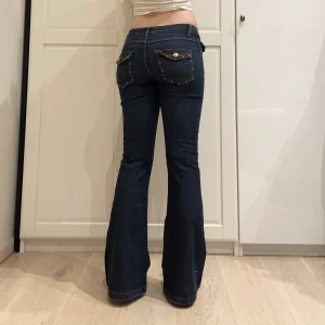 Lowwaist/midwaist bootcut jeans🤩 - Rhinestones och nitar😍midja: 38 cm plus stretch rakt över, innerben 80 cm och gren: 21 cm jae 169 och xs-s o passar perfekt men man kan också vara xs