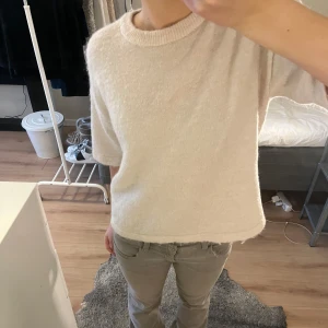 Stickad tröja  - Superfin stickad tröja från Selected Femme, lite nopprig men inget som stör mig, pris kan diskuteras💕