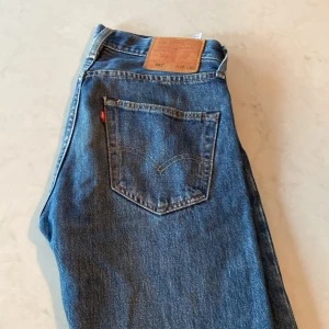 Levis 501 - Jag säljer ett par Levis 501 med längden 30 och midja 28. Dom är i bra skick och jag säljer dom för ett bra pris. 289 kr