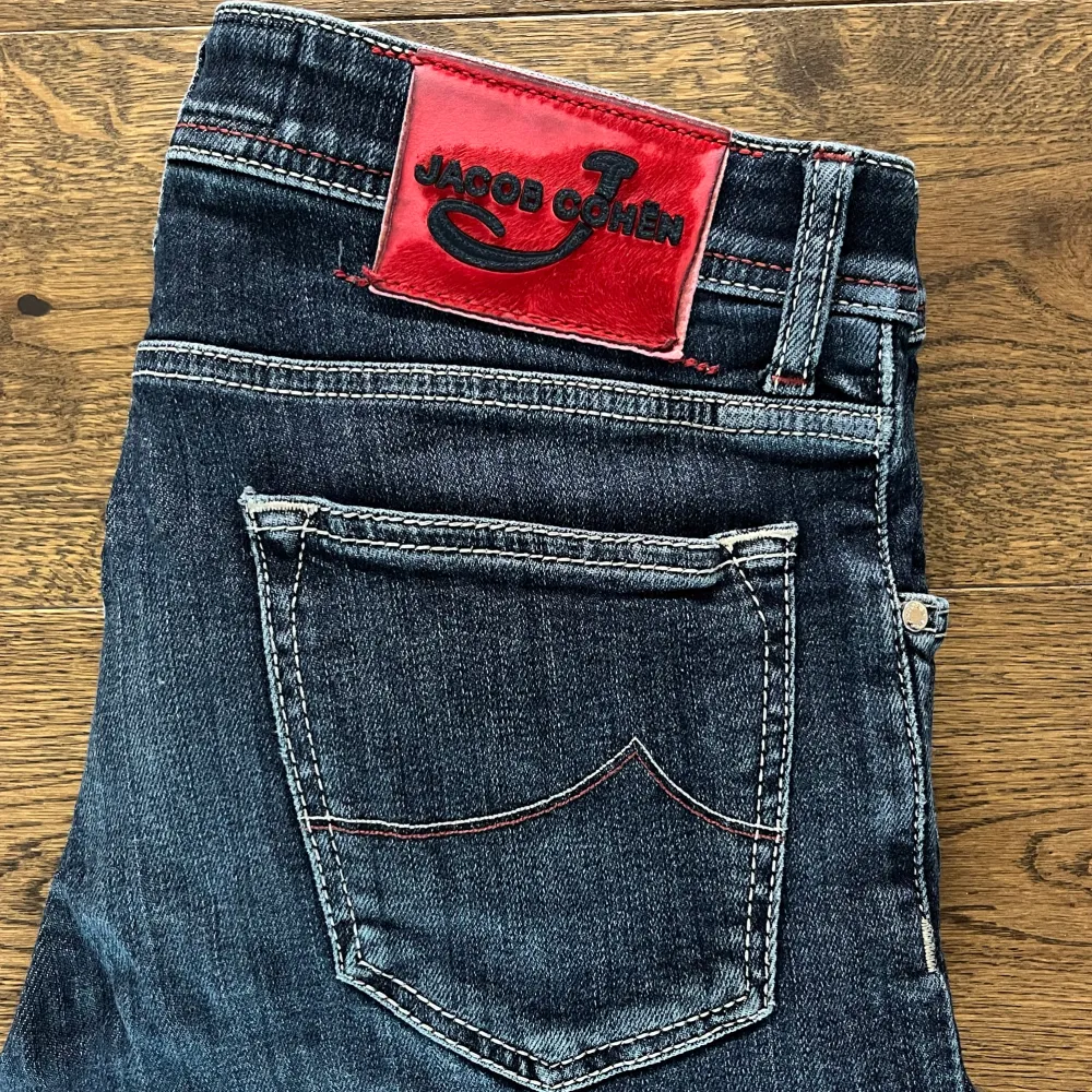 Säljer dessa jeans från Jacob Cohën i storlek 32. Jeansen är i jättebra skick. Modellen på jeansen är 622. Skriv om du har några frågor.. Jeans & Byxor.