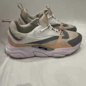 Säljer ett par snygga Dior sneakers i beige, grå och vit. Ingen låda eller kvitto därav priset, går att diskutera. Storlek 43 i bra skick. Men slitage finns. Kan säljas billigare i paket med andra plagg, kan även ta byten 