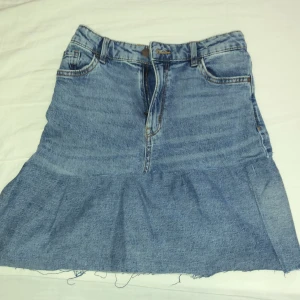 Blå kjol - Ljusblå kjol som var ett par byxor innan, inte så nöjd med resultatet!