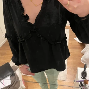 Tröja - Fin tröja med volang ner till!!💗💗