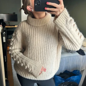 Stickad polo - Skitsnygg stickad tröja med polo, små detaljer på ärmarna😊