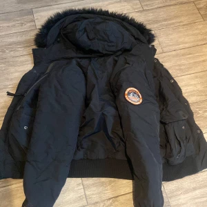 Superdry jacka - Päls, skön vinter jacka, knappt använd. Säljer den för att den är för stor.