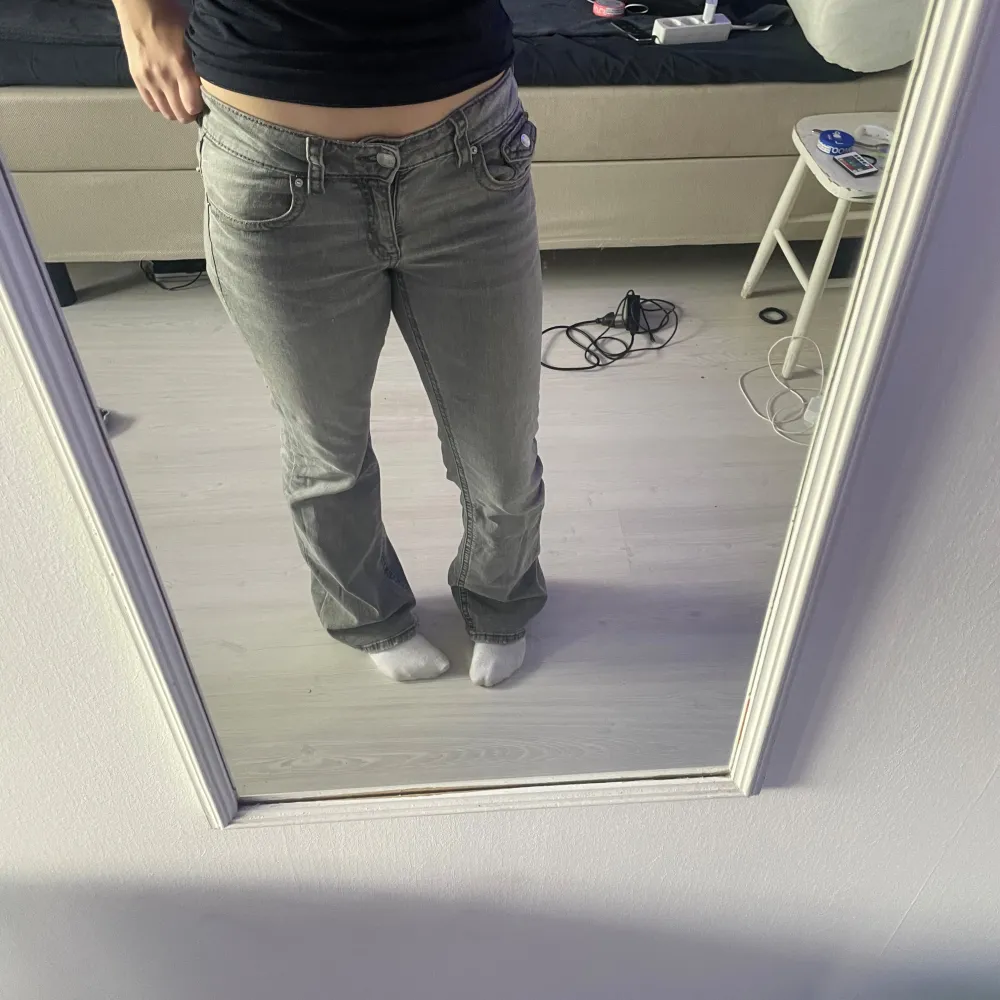 Gråa jeans med knappfickor använd några gånger men fortfarande bra skick.. Jeans & Byxor.