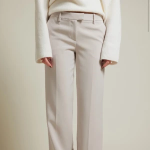 Intressekoll kostymbyxor  - Intressekoll på mina beigea kostymbyxor från BikBok 🤍🤍 helt nya och oanvända 