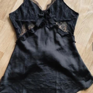 Nattlinne  - Säljer en spets nattlinne från hunkemöller i storlek S  