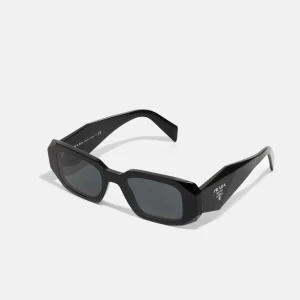 Prada solglasögon  - Helt nya solglasögon från Prada (Orginal) Glaset ska vara platt till bågen  Nypris 3749 kr  På zalando    https://www.zalando.se/prada-solglasoegon-black-p2451k03d-q11.html