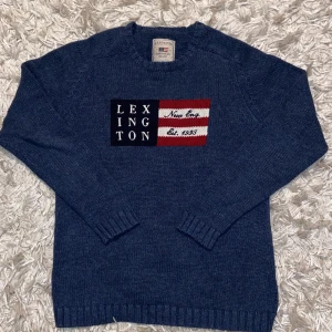 Mörkblå Lexington Tröja  - Mycket bra skick, knappt använd  Mått: L/XL Längd - 68/69 cm  Bredd - 49 cm