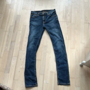 Nudie jeans - Säljer nu dessa feta jeans från nudie i modellen ”high Kai” dom är i fint skick och sitter Slim! Riktigt billigt pris!