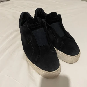 Axel Arigato - Axel arigato i använt skick Storlek 41 Säljer för den är för små Billigare vid snabb affär