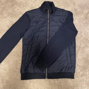 Cardigan - Riktigt fet cardigan/ hybridjacka som är i riktigt bra skick, den är storlek small men sitter mer som en medium! Hör av er vid frågor💯