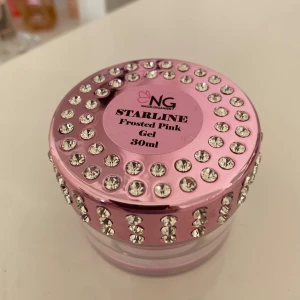Nagelgiganten gelé  - En gelé från nagelgiganten i FROSTED PINK 💕 Inte använder har bara bladat runt i den 💕