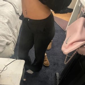 Svarta kostymbyxor  - Svarta kostymbyxor från Gina tricot. Knappt använda då jag fort växte ut dom.  Bra skick och har inga skador. Normal midja. 