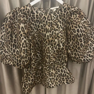 Leopardtopp - Jättefin, köpt på Vinted men i nyskick, slutsåld💕