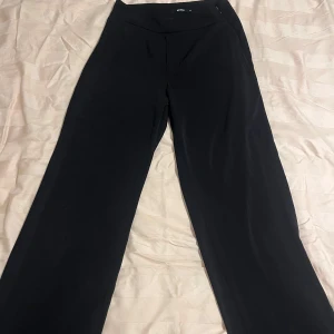 Kostymbyxor  - Svarta kostymbyxor från Bik Bok i storlek 38