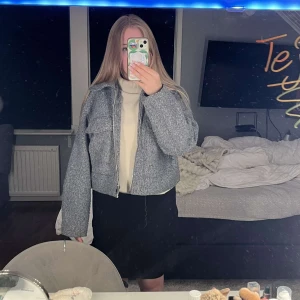 Zara jacka - Säljer då den har blivit förliten, inga defekter( gamla bilder)