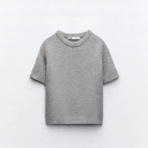 Stickad T-shirt från Zara - Superfint skick, säljer då den inte kommer till användning. Skriv för egna bilder❣️pris kan diskuteras vid snabb affär