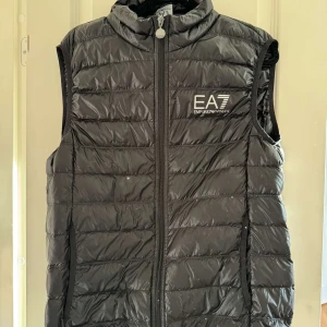 Armani  väst - Säljer denna Armani väst i storlek S den är aldrig använd köpt i Spanien från Armani butik pris kan diskuteras 