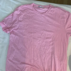 Zara t-shirt - Säljer min fina zara tröja i storlek L men passar även som M den är i fint skick och säljer den då för den har aldrig kommit till användning💕💕