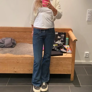 Lågmidjade Levis jeans  - Lågmidjade bootcut jeans från Levis Midjemått: 38 cm Innerbenslängd: 74 cm