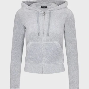 Juicy couture kofta grå - En jättefin juicy kofta, bra skick endast använd några få gånger💓💓storlek M men skulle säga att den passar xs/s då den är ganska liten i storlek!