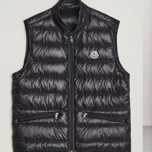 Moncler väst - Säljer min moncler väst i bra skick. Köpt för 8000 säljer för 3000. Pris kan diskuteras 