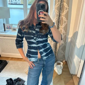 Jacka/skjorta  - Jöttesnygg antingen tunn jacka eller skjorta/topp i så coolt mönster!! Aldirg använd!!