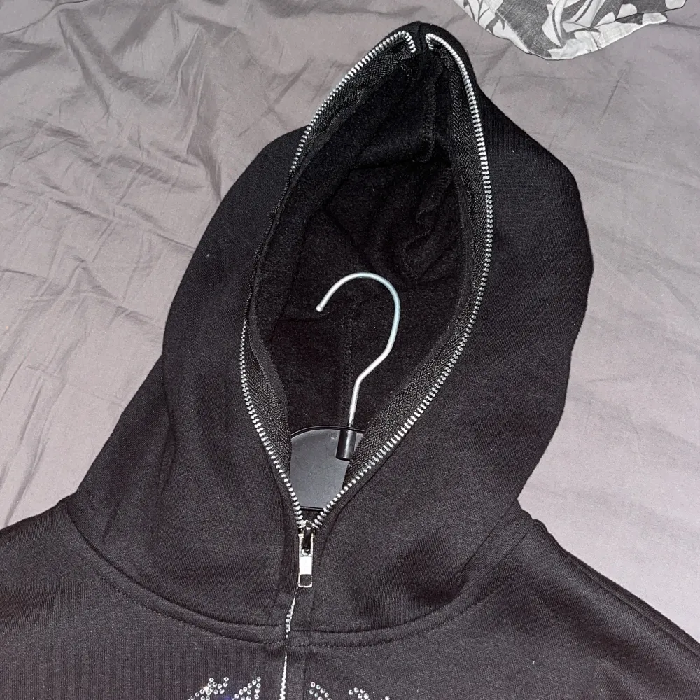 En riktigt snygg full zip hoodie knappast använd . Hoodies.