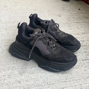 Elena Iachi Platå Sneakers - Italienska sneakers med hög oversize platå, köpta i Sturegallerian för 3199kr