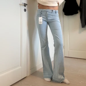 Lågmidjade bootcutjeans - Sjukt snygga lågmidjade bootcutjeans från Zara som är helt oanvända med prislappen kvar💕 jag är 175