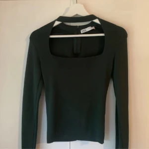 Zara Topp - Snygg populär topp från Zara, knappt använd så i sett superfint skick! Storlek M men passar S🥰