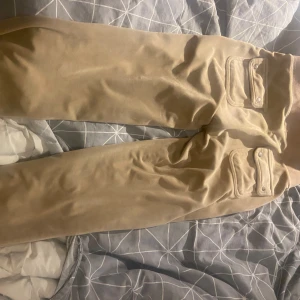 Juciy byxor - Säljer för använder inte längre. Ett hål i fickan men går att laga lätt säkert. 