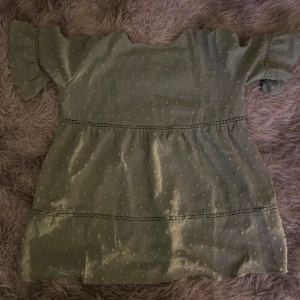 Blus - Jättefin färg och snygg tröja för sommaren tyvärr beställde jag fel storlek. Skriv för mer info. Nyskick