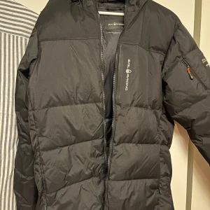 Sail Racing Jacka - Storlek M. Väldigt bra skick 8/10 Säljs då jag vuxit ur denna!  