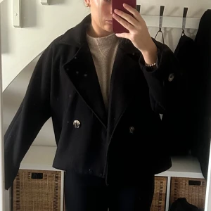 Svart kappa  - Den perfekta korta kappan perfekt till hösten!❤️använd fåtal gånger, super fint skick 