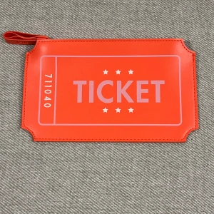 Ganska liten nessasär  - Ganska liten nessasär som har aldrig varit använt men har inte mycket plats i det finns plats för läppstift och sådant.