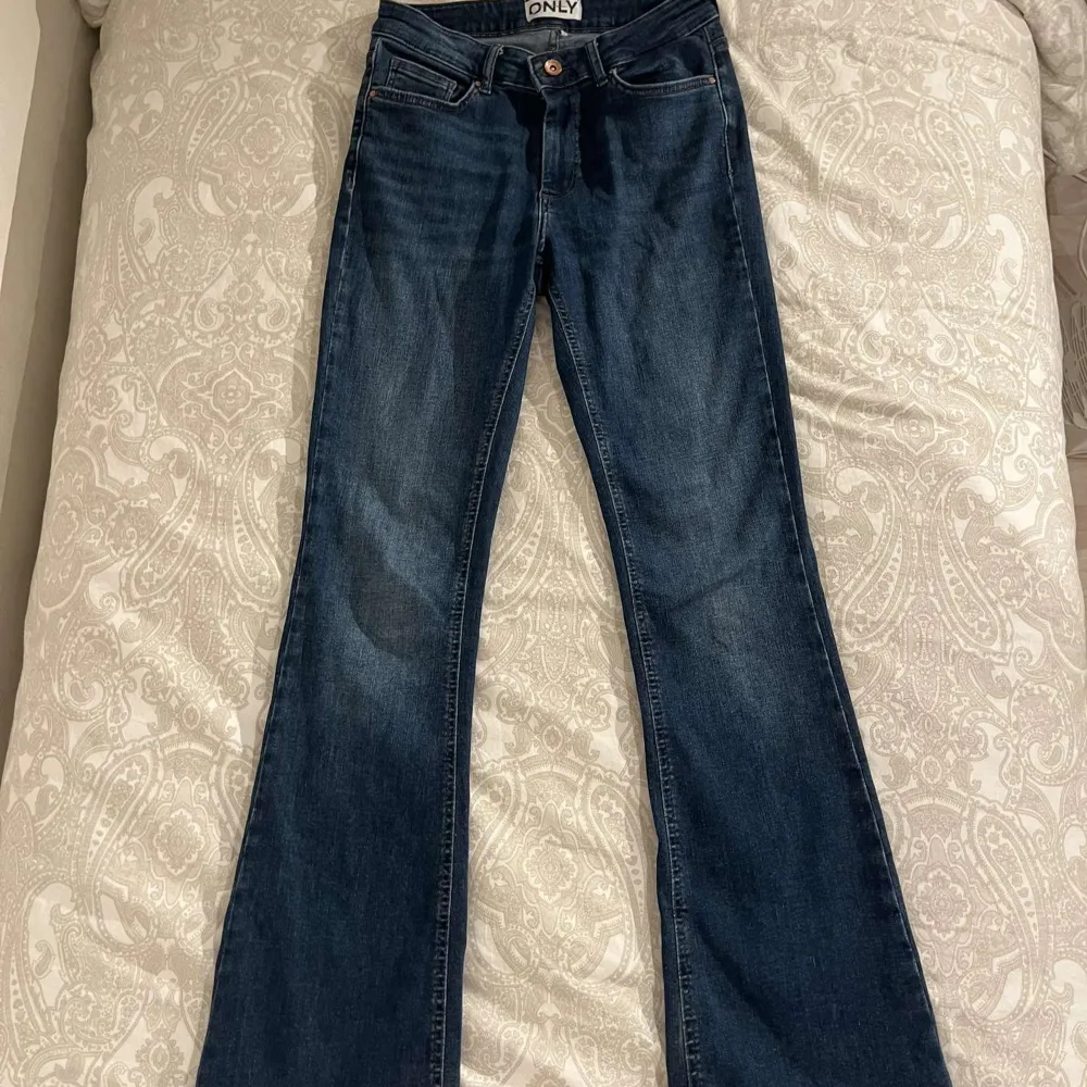 Säljer dessa trendiga och fina jeans då jag inte använder längre! Har tagits väl hand om så skickas i bra skick!🎀 Jätte fina och går att styla med att möjligt! Storlek:M  jag säljer för halva pris!🤗 Pris går alltid att diskutera🙌🏼💯 Fler bilder? skriv👇. Jeans & Byxor.