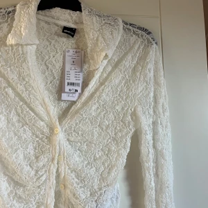 Spetsskjorta - Fin spetsskjorta, aldrig använd, prislapp kvar