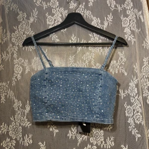 Jeanstopp med bling - Jeans topp som aldrig blivit använd, väldigt liten i storleken, passar mig som vanligtvis har xs eller s! 💙
