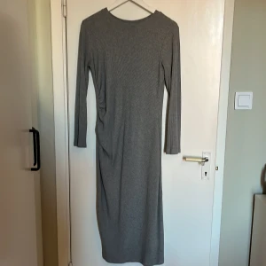 Klänning   - Klänning från H&m i otroligt bekvämt material, också sparsamt använd. 