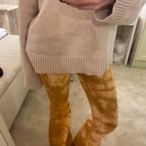 Lågmidjade tie dye jeans - Supercoola lågmidjade bootcut mönstrade tie dye Jeans, supersnygga med tjocktröja eller snygg topp! Står storlek 36 på lappen men skriv till mig vid funderingar💖