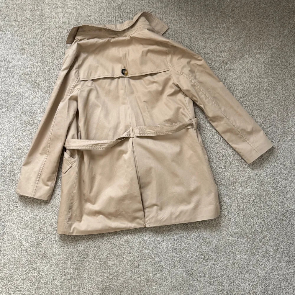 En kort trenchcoat från Zara. I storlek 11-12, 152 cm. Helt oanvänd och fin. Barn storlek på denna. Ni hittar storlek informationen på bilderna. Pris kan diskuteras! . Jackor.