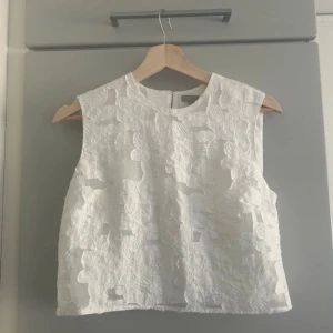 Supersöt topp🤍🤍🤍 - Vit topp, liten i storleken🤍 jättefint sicka. 